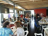 Les convives bien install&eacute;s