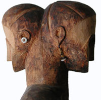 D&eacute;tail de l'idole du Gabon &agrave; deux t&ecirc;tes